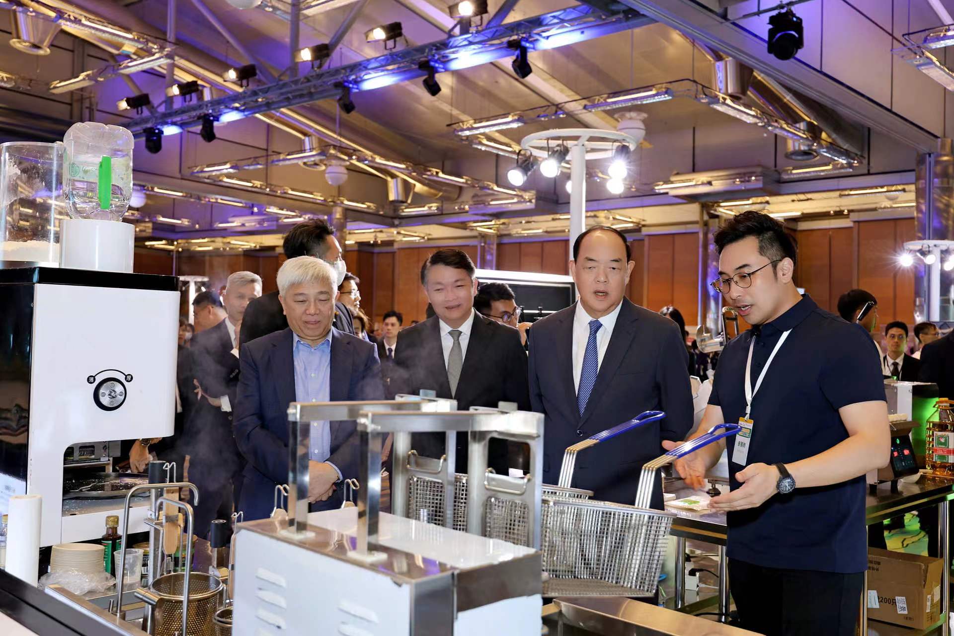 麦大厨受邀参加澳门餐饮业智能升级方案展示会，备受特区领导关注